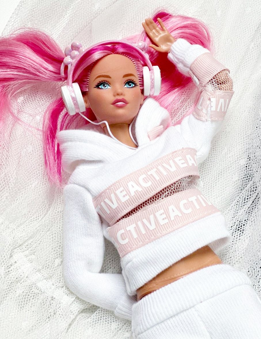 PDF Digital Pattern jogging suit, sweatshirt, trousers for BB & Integrity toys dolls. VIDEO tutorial.