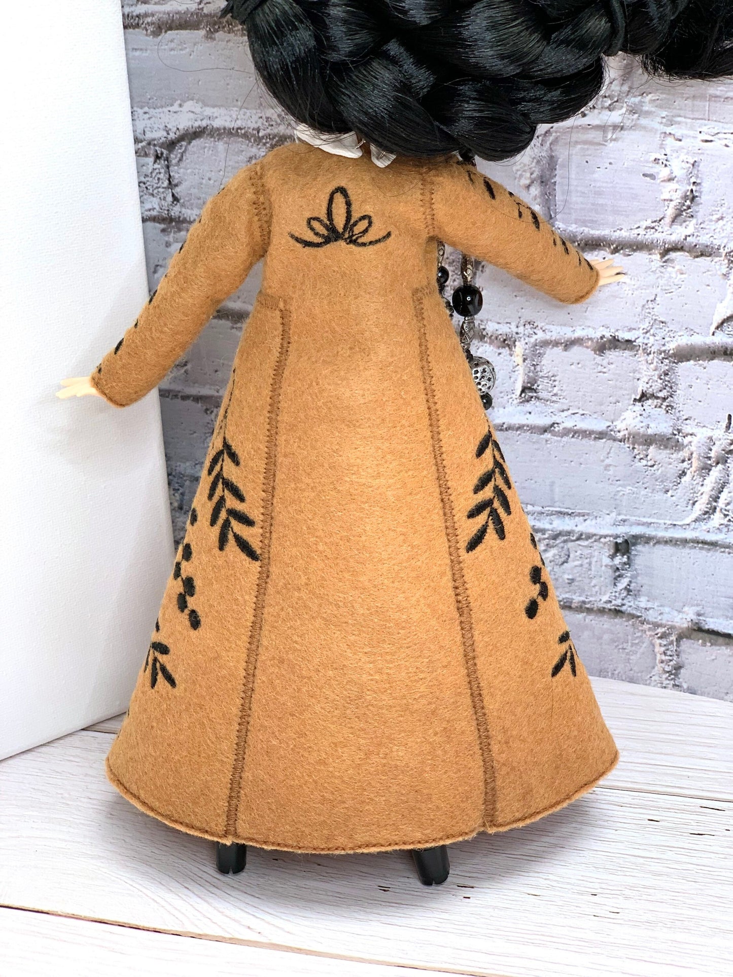 Blythe doll coat with a beret cape and floral embroidery. Boho vintage outfit for doll.