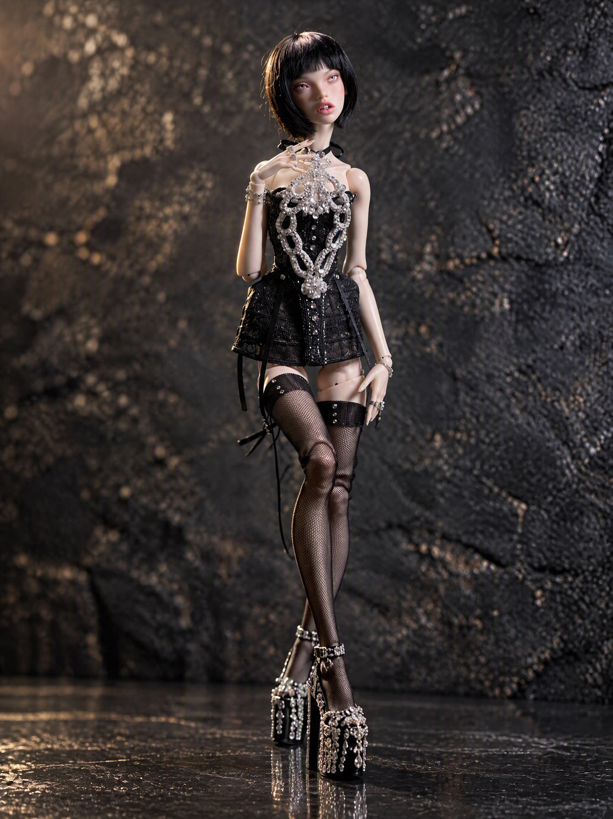 Edles Rokoko Corsagenkleid für Popovy Sisters BJD 1/4 Puppen. Kleid mit Strümpfen