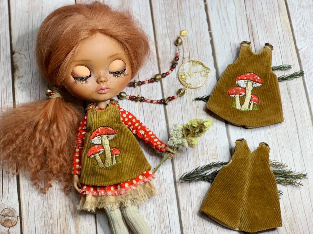 Kleid für Blythe  Doll 1/6 Puppenkleid rot gepunktet . Vintage Outfit Herbst für Puppe mit Pilz Stickerei.