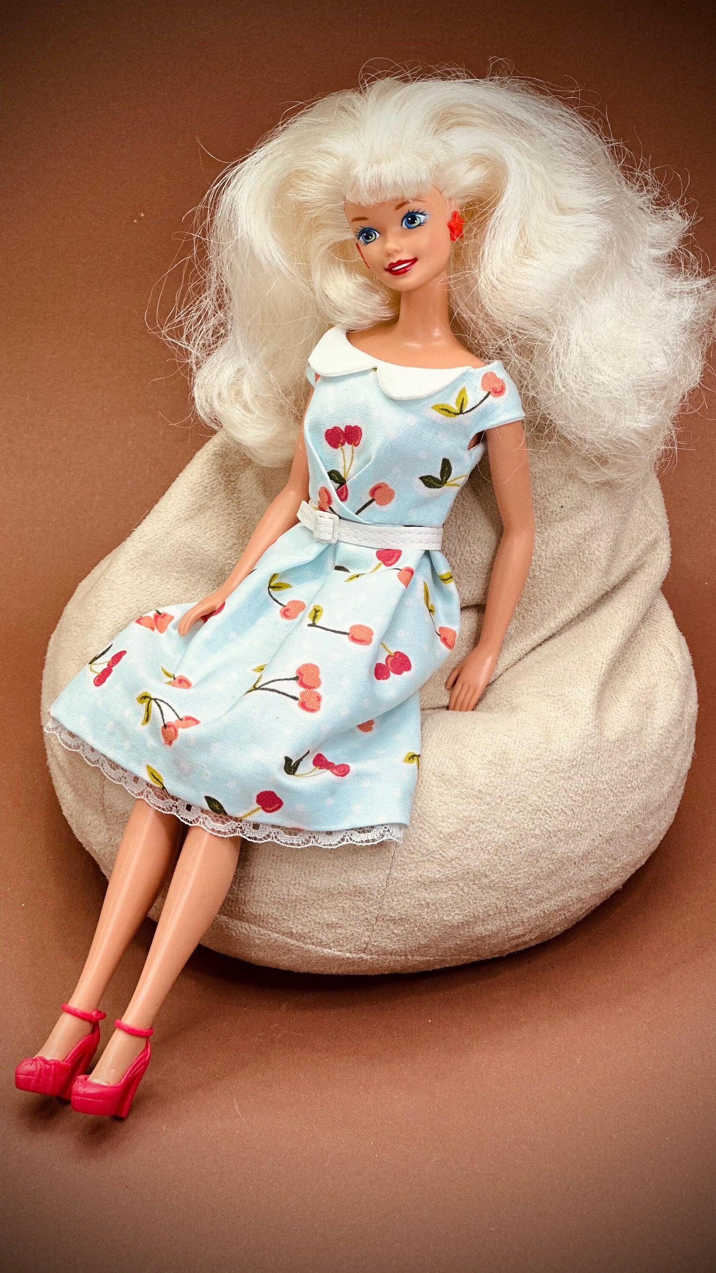 PDF Digital Pattern bean bag chair for 1:6 dolls, 30 cm, 11-12 inch dolls, BB, Blythe Integrity toys. Youtube VIDEO tutorial.