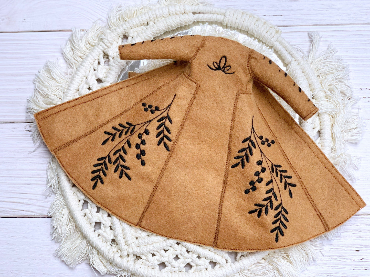 Blythe doll coat with a beret cape and floral embroidery. Boho vintage outfit for doll.