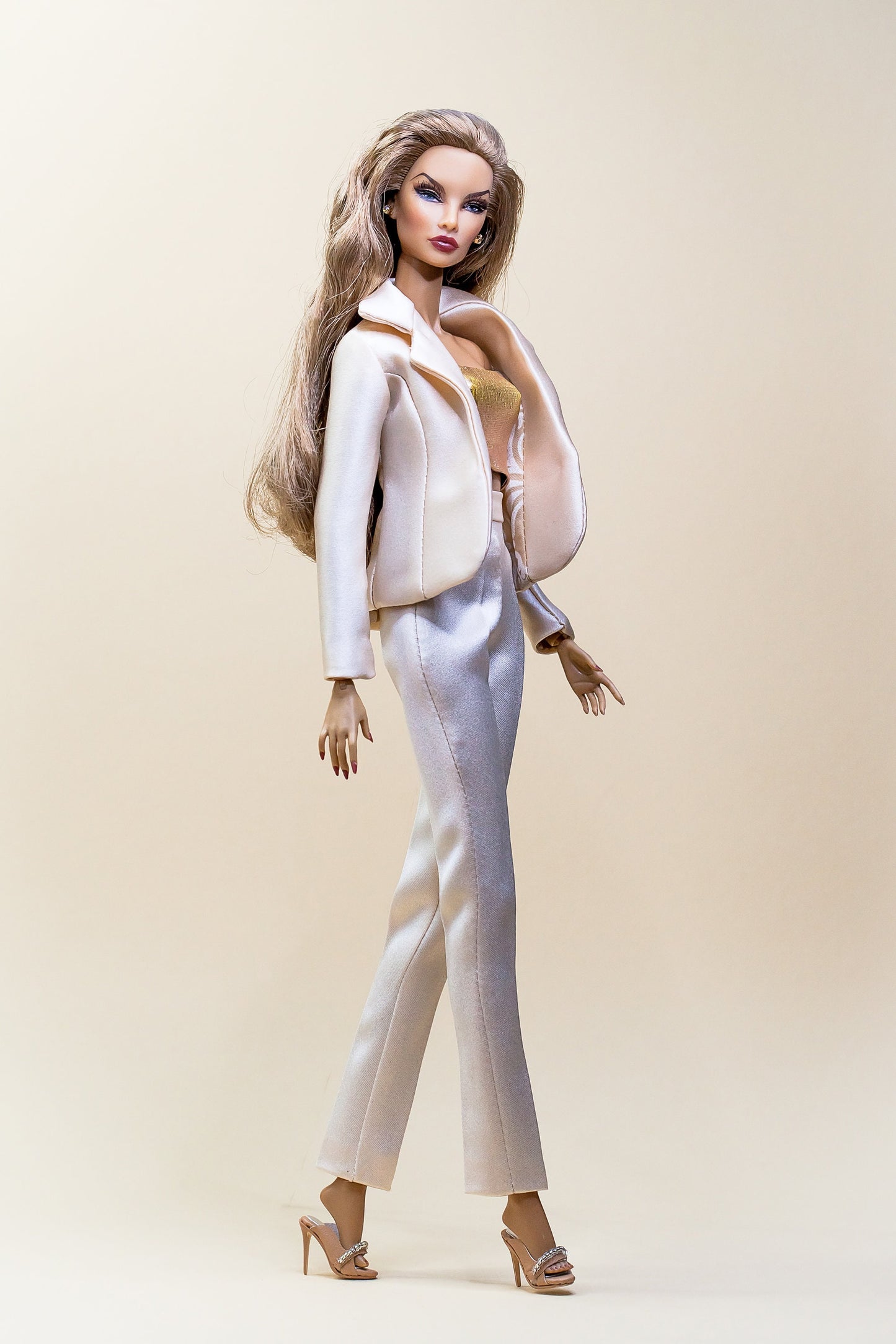 PDF Digital Pattern Satin suit blazer, pants with pockets for Fashion Royalty Nu Face doll Integrity toys. VIDEO tutorial.