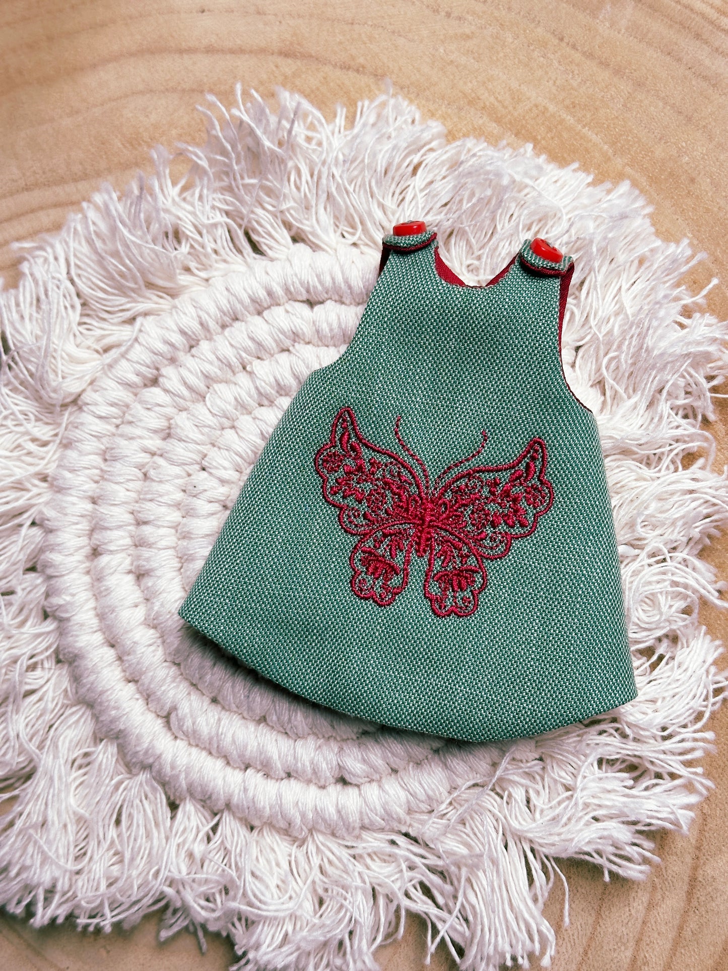 Digital Embroidery / ITH embroidered apron dress for Blythe 1/6 dolls + PDF  + Video Tutorial