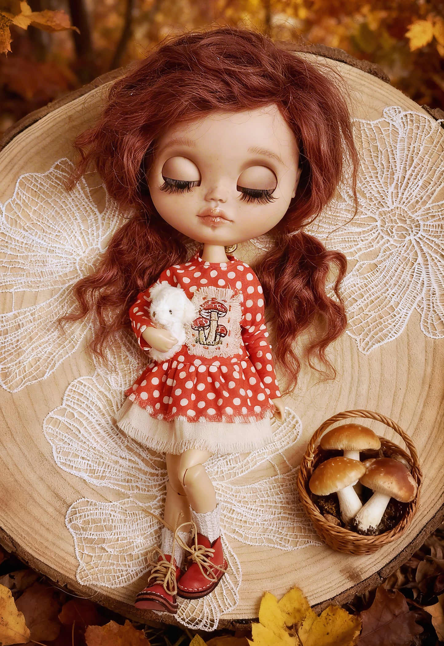 Kleid für Blythe  Doll 1/6 Puppenkleid rot gepunktet . Vintage Outfit Herbst für Puppe mit Pilz Stickerei.