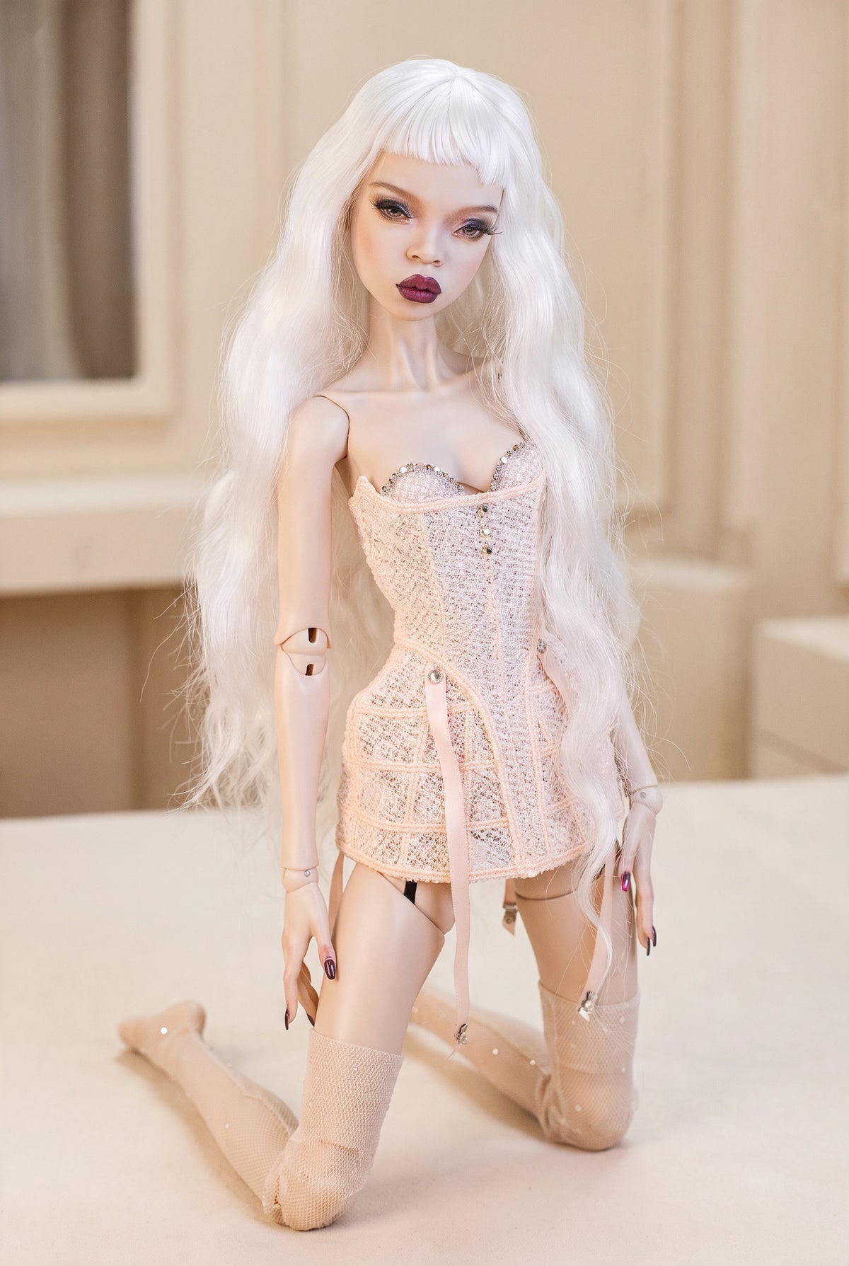 Edles Rokoko Corsagenkleid für Popovy Sisters BJD 1/4 Puppen. Kleid mit Strümpfen