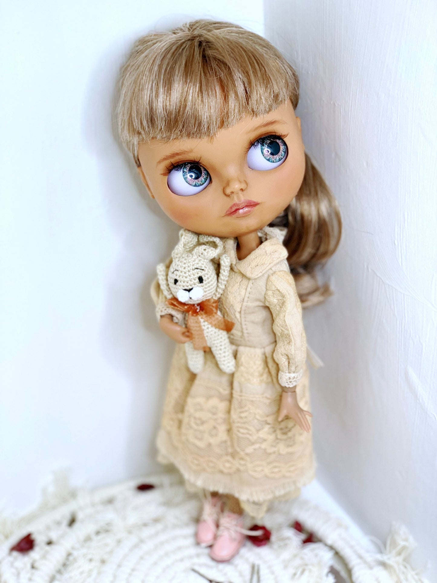Vintage dress for Blythe doll – A handmade unique piece in cream and beige